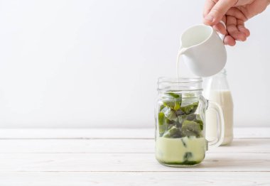 Matcha yeşil çay buzlu süt ile