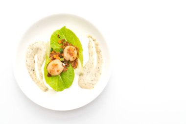 Beyaz arka plan üzerinde izole sebzeli ızgara tarak shell