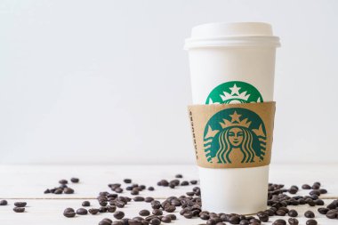Bangkok, Tayland - 5 Haziran 2018: Beyaz kahve fincanı Starbucks logosu üzerinde tahta arka plan ile. Starbucks dünyanın en büyük kahve evi 61 ülke içinde 20.000'den fazla mağaza ile mi.