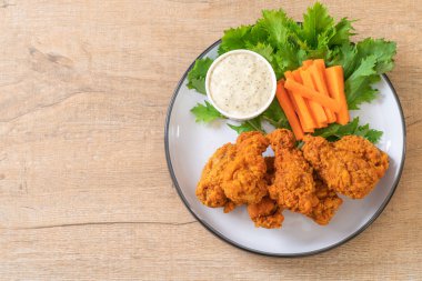 Kızarmış baharatlı tavuk kanadı