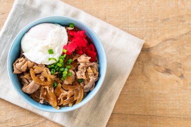 domuz eti pilav kasesi ile yumurta (Donburi) - Japon yemekleri 