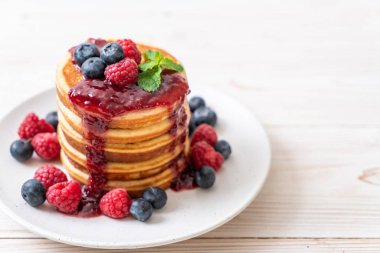 Taze ahududu ve yaban mersini ile gözleme