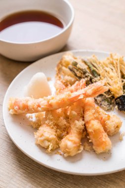 karides tempura (hırpalanmış Kızarmış karides) sebzeli - Japon gıda tarzı