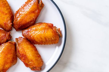 Barbekü tavuk kanadı sosu ile