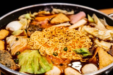 Korece sıcak pot 'Budae Jjigae' olduğu Korece füzyon yemekleri içerir