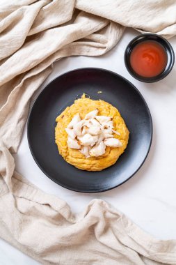 omlet Yengeç eti ve chili sos ile