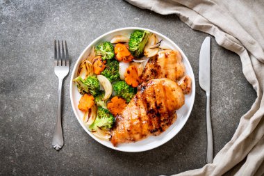 çukurunu tavuk göğsü biftek sebze ile