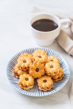 Hindistan cevizli bisküvi ve ananas reçeli.