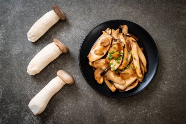 İstiridye soslu kızarmış kral istiridye mantarı. Sağlıklı, vejetaryen ya da vejetaryen yemek tarzı.