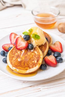 yaban mersini, çilek, bal ve vanilya buz-cr ile gözleme