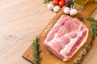 taze domuz ham filetosu ahşap tahta üzerinde