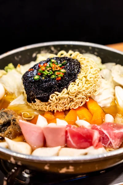 Koreański Hot pot 'Budae Jjigae' jest koreański fusion żywności zawiera — Zdjęcie stockowe