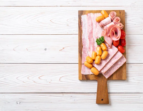 pastırma, sosis, jambon füme ve Barbekü domuz pastırması