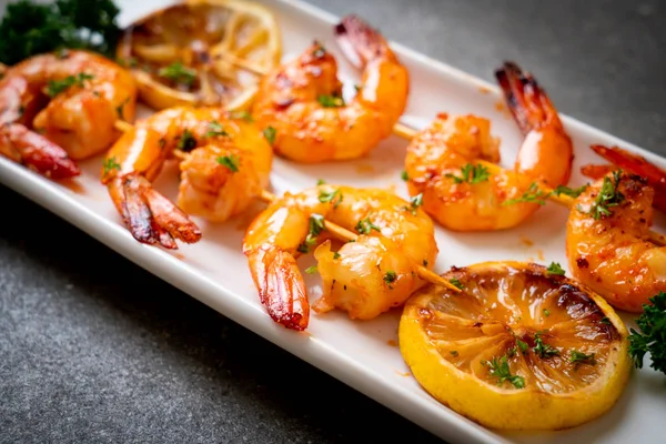 Limon - deniz ürünleri tarzı ile ızgara kaplan karides şiş