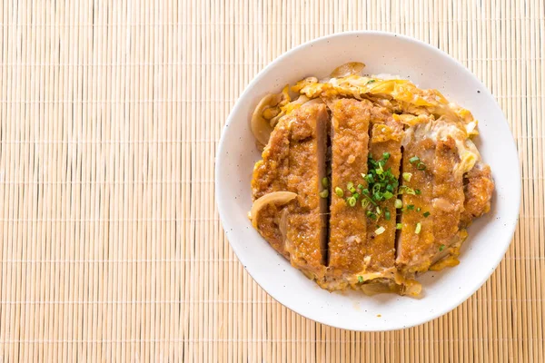 Tigela de arroz frito de costeleta de porco (Katsudon ) — Fotografia de Stock