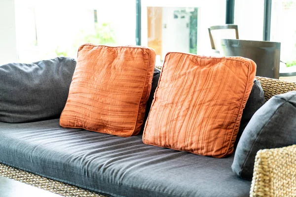 Удобная подушка на диване — стоковое фото