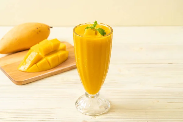 フレッシュ マンゴー スムージー 健康食品と飲み物概念 — ストック写真