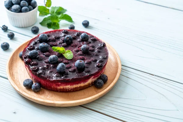 Hausgemachter Blaubeerkäsekuchen Auf Holz Hintergrund — Stockfoto