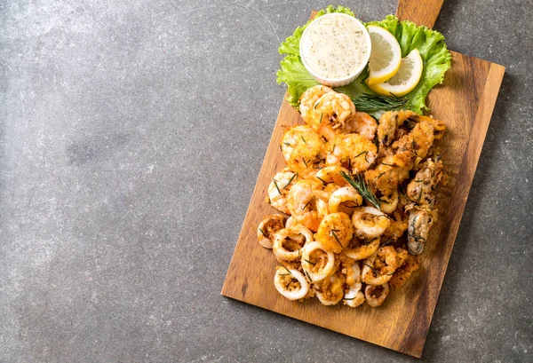 soslu kızarmış deniz ürünleri (mürekkep, karides, midye)