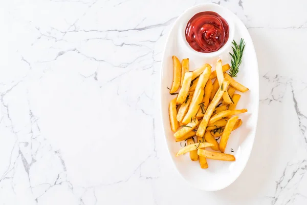 Papas fritas con salsa —  Fotos de Stock