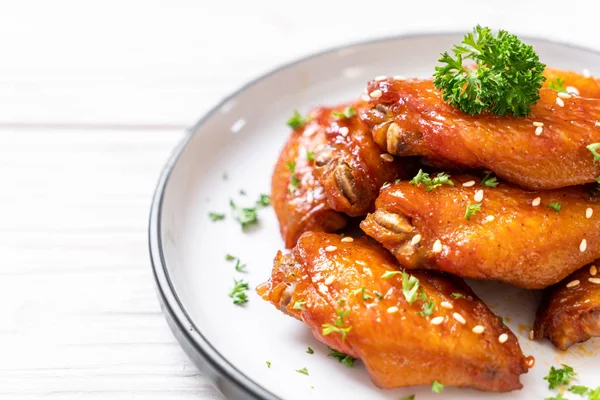 Beyaz susamlı ızgara tavuk kanadı.