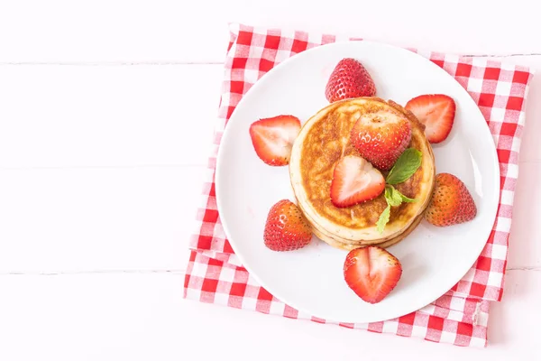 Pfannkuchen mit frischen Erdbeeren — Stockfoto