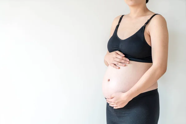Vientre Mujer Embarazada Con Las Manos Punto Enfoque Selectivo Con — Foto de Stock