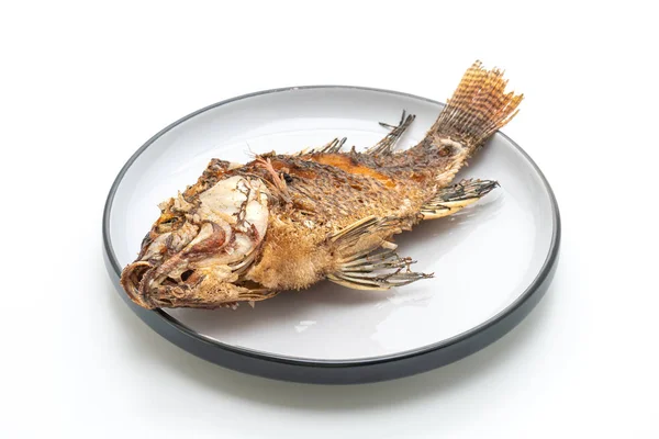 Poisson frit avec sauce épicée aux fruits de mer — Photo