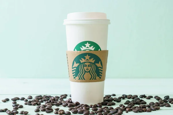 BANGKOK, TAILANDIA - 5 DE JUN DE 2018: taza de café con logo de Starbucks . — Foto de Stock