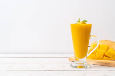 taze mango smoothies - sağlıklı yiyecek ve içecek konsepti