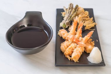karides tempura (hırpalanmış Kızarmış karides) sebzeli - Japon gıda tarzı