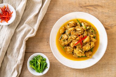 köri tozu ile kızartılmış Yengeç