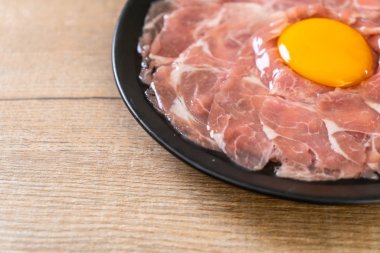 taze dilimlenmiş domuz ham yumurta pişirme veya shabu shabu ve sukiyaki yapma ile