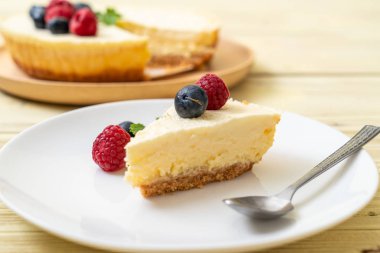 Ahududu ve yaban mersini ile ev yapımı cheesecake 