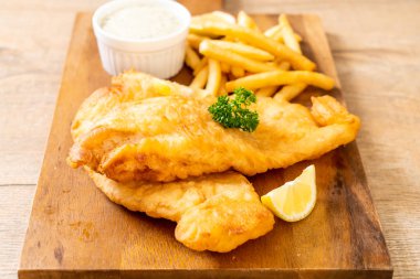 Kızartmalı balık ve patates kızartması.