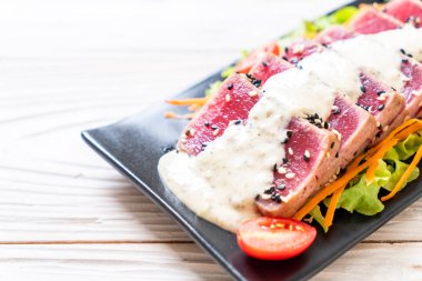 Sebze salatası ve soslu taze ton balığı. Sağlıklı yiyecek.