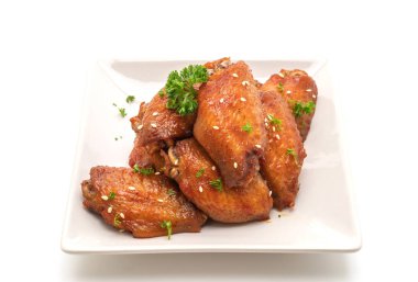 pişmiş Barbekü tavuk kanadı ile Beyaz Susam beyaz arka plan üzerinde izole