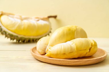 Ahşap zemin üzerinde taze Durian meyvesi
