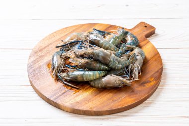 kesme tahtası üzerinde taze mavi karides