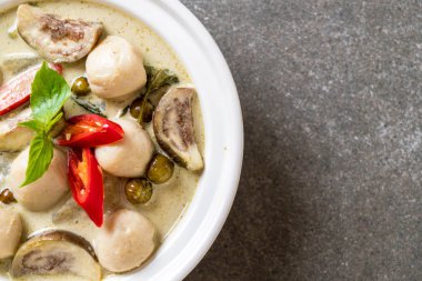 Balık top - Tay gıda ile yeşil köri