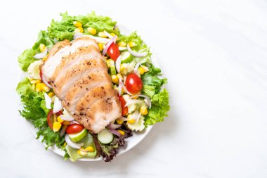 Tavuk göğsü - sağlıklı gıda tarzı ile sağlıklı salata kasesi