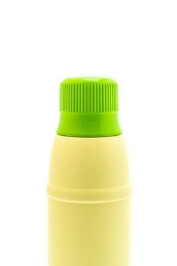 Plastik deterjan kutusu beyaz arkaplanda izole edildi