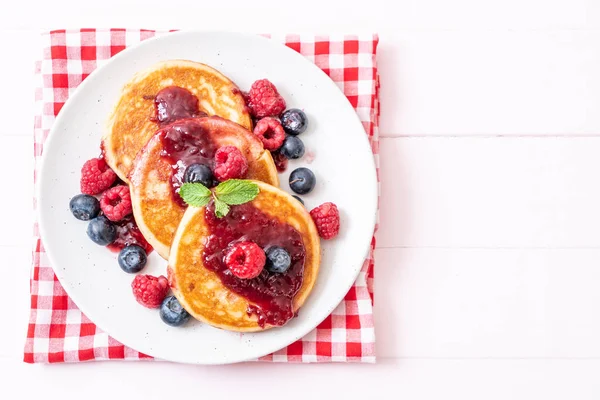 Souffle Pancake Fresh Raspberries Blueberries — Stock Photo, Image