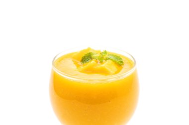 Beyaz arka plan üzerinde izole taze mango smoothies