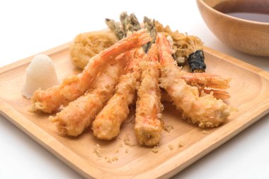 Beyaz arka plan üzerinde izole karides tempura (hırpalanmış kızarmış karides)