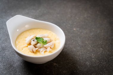 Çiğ yengeçli haşlanmış yumurta.