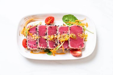 Taze orkinos ile baharatlı salata sosu - ham sağlıklı gıda