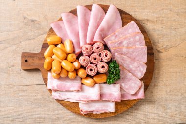 pastırma, sosis, jambon füme ve barbekü pastırma ahşap tahta üzerinde