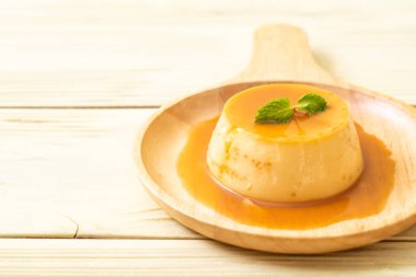 Naneli ev yapımı karamel kremalı puding.