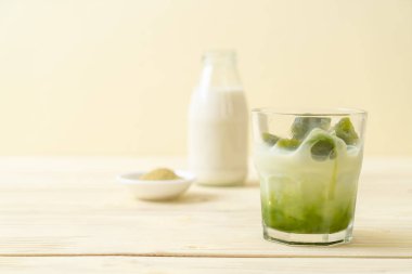 Matcha yeşil çay buzlu cam sütlü